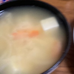 玉ねぎにんじんじゃがいもお豆腐のお味噌汁